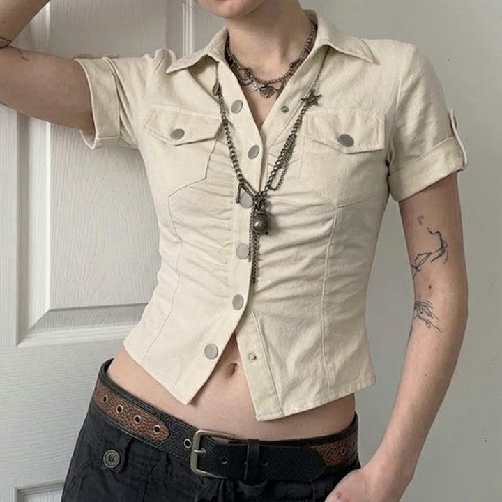 Stilig kortermet dameskjorte i khaki, figursydd design med elegante knapper, egnet for både kontor og fritid.