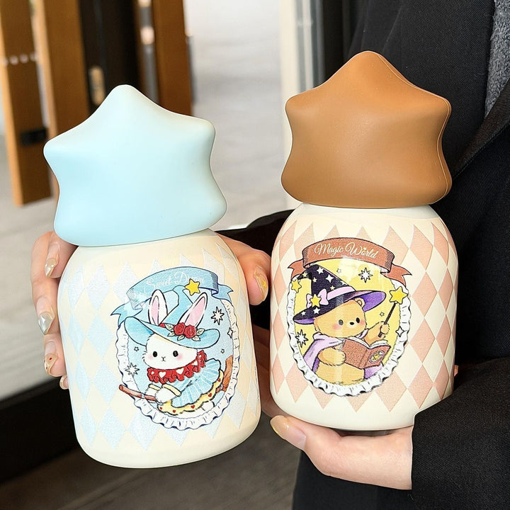 Blå dame drikkeflaske med søt design og praktisk halm. BPA-fri og miljøvennlig for enkel daglig hydrering.