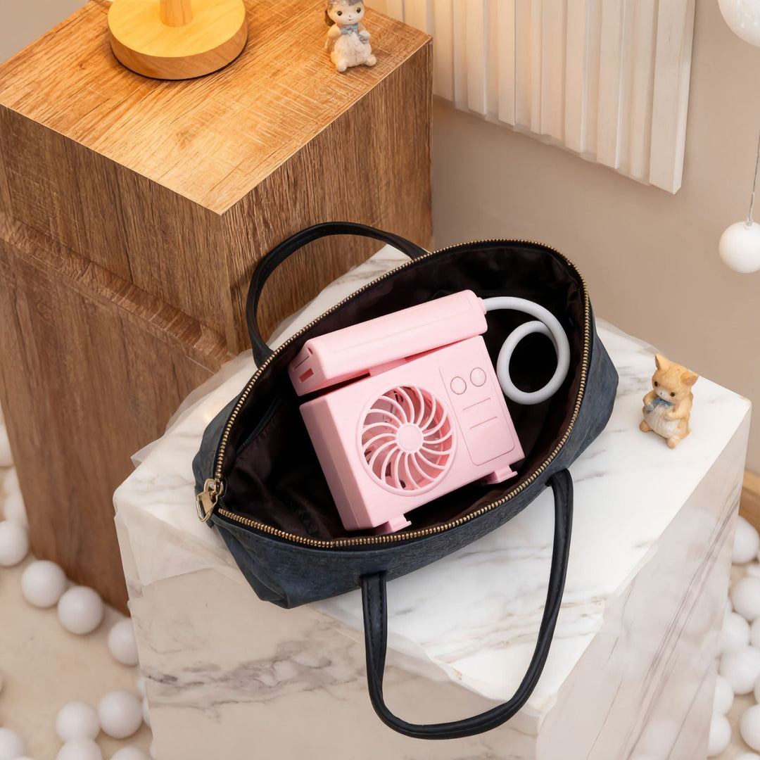 Kompakt LED-lampe med vifte, speil og justerbar lysstyrke, ideell for makeup og interiørdekorasjon.