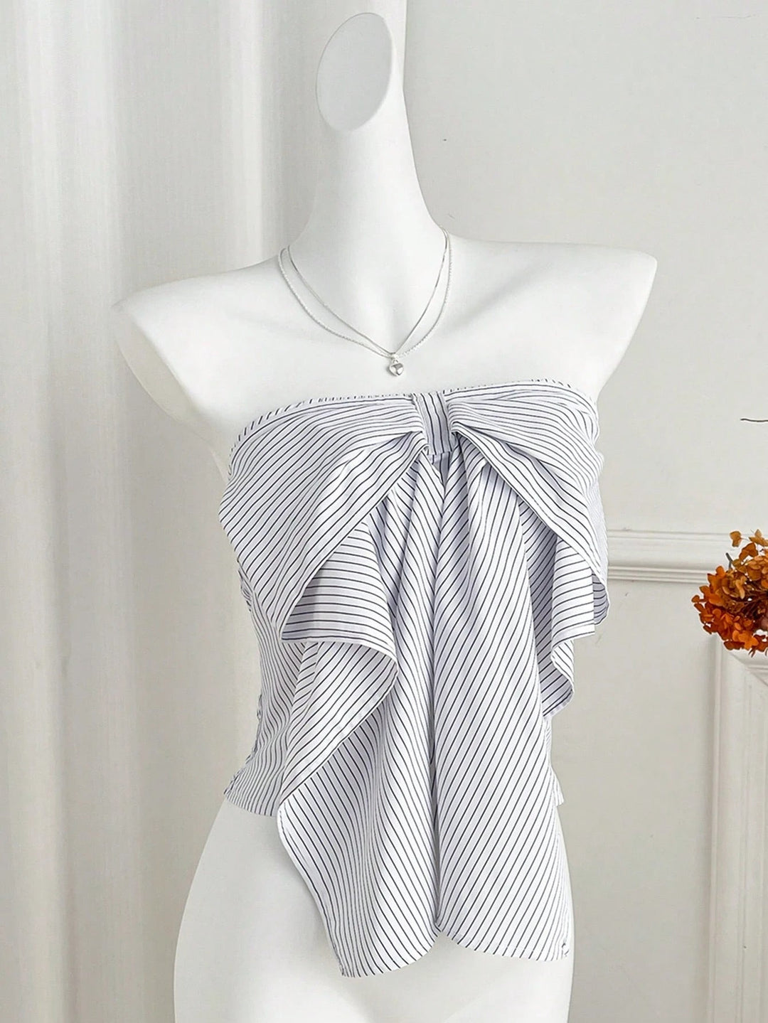 Moteriktig damebluse med V-hals, omslag og flotte volangdetaljer. En elegant topp for enhver anledning.