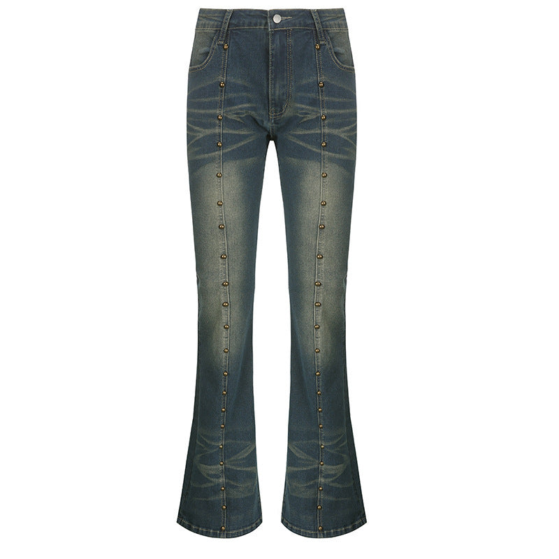 Dame flared jeans med knappedetaljer i blått. Trendy og chic hverdagsbukse for moderne kvinner.