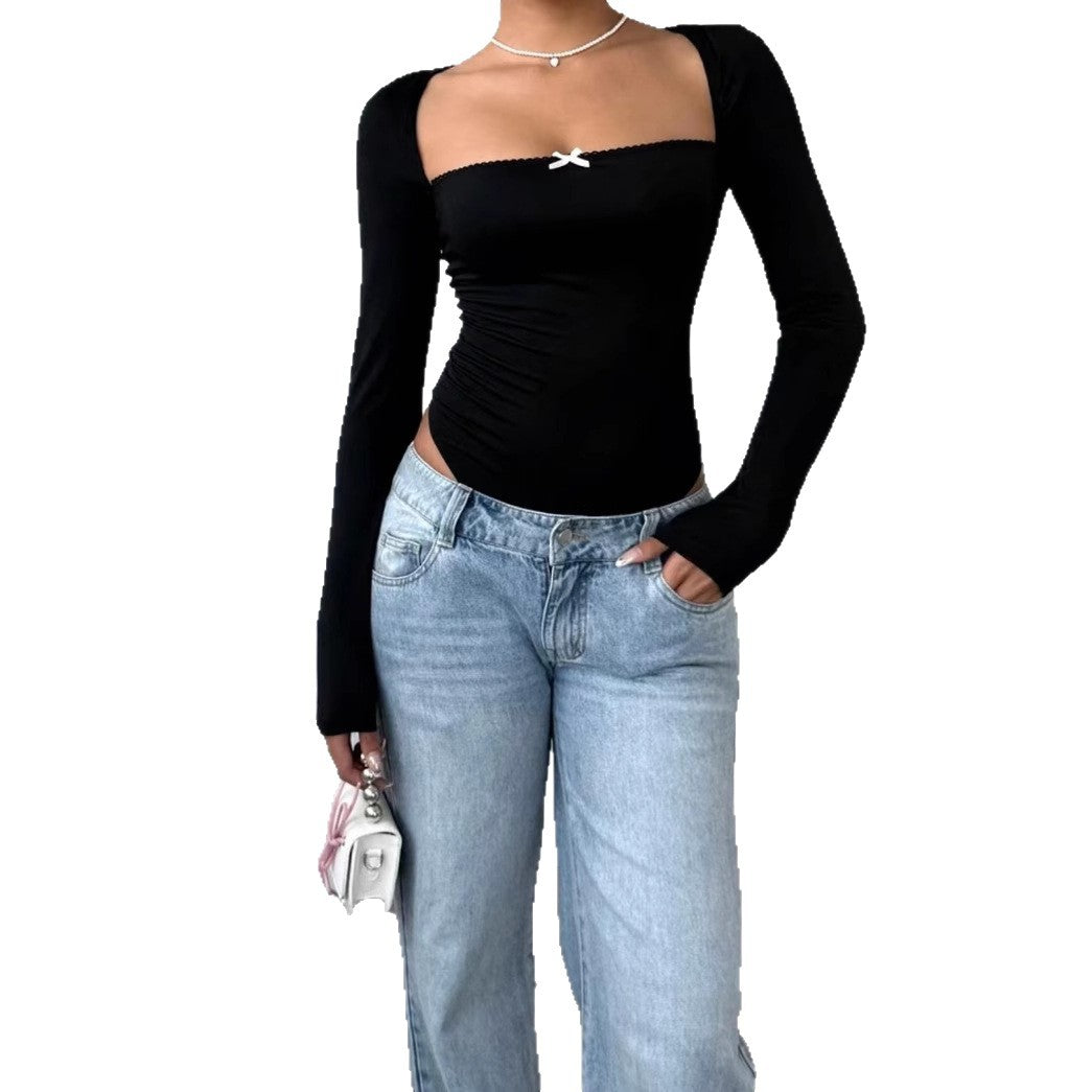 Stilig hvit langermet bodysuit for damer, med elegant hals og figurtiltende design. Et moderne valg.