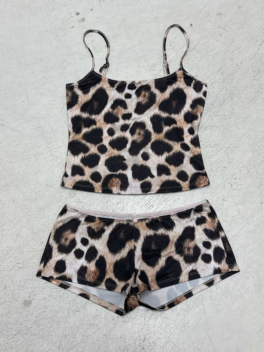Dame leopard sportsett i mørkebrunt. Komfortabelt shorts og topp sett, perfekt som yogaklær/fritidsklær.