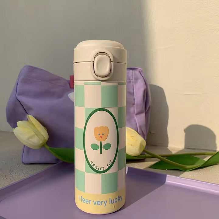 Lilla og solgulf termoflaske, 500ml, med detaljert blomstermotiv. Lekkasjesikker og isolert drikkeflaske til dame.