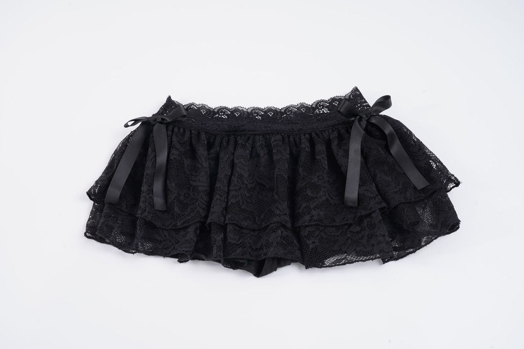 Mote shorts for dame med volanger. Elegant design og komfortabel passform, ideell for sommerfest.