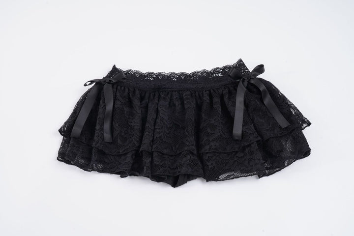 Mote shorts for dame med volanger. Elegant design og komfortabel passform, ideell for sommerfest.