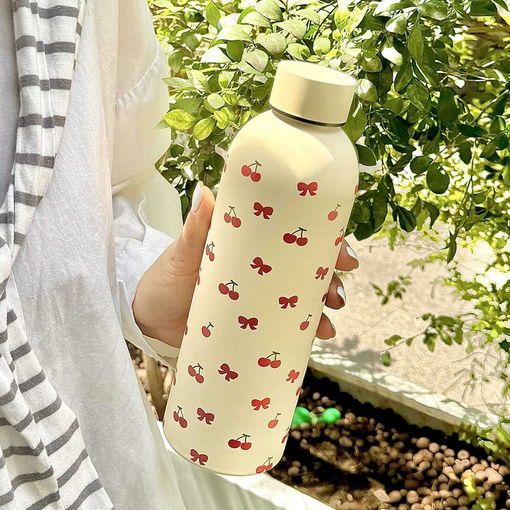 Praktisk 500ml isolert drikkeflaske for dame, i stål. Enkel å ta med, holder drikken perfekt temperert.