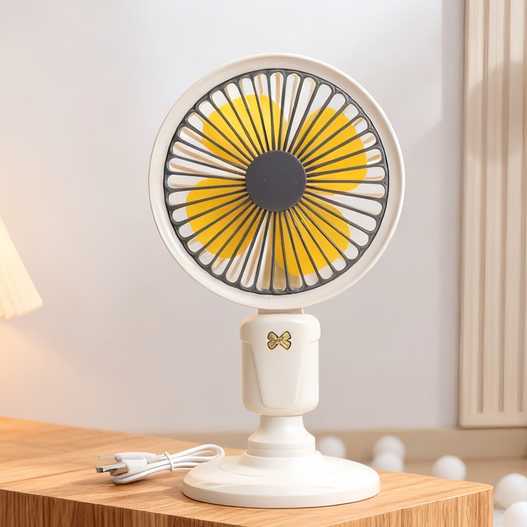 Elegant hvit kompakt bordvifte med minimalistisk design. Perfekt som personlig kjøleløsning i et moderne hjem.