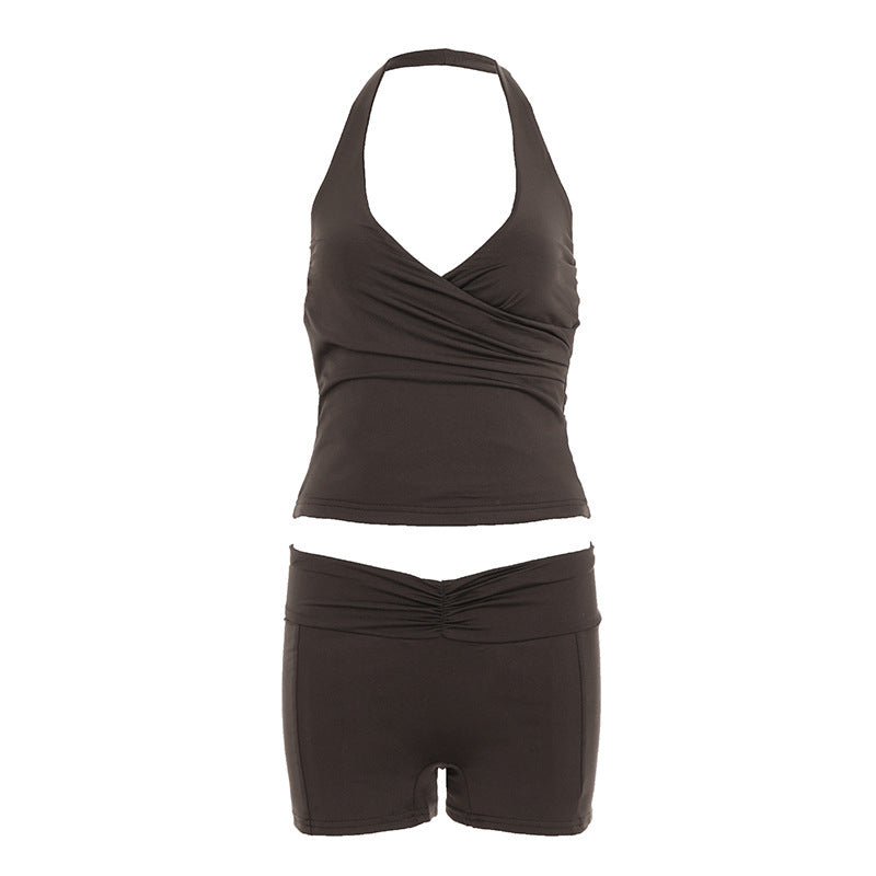 Elegant sporty dame bikini-sett med moderne skjæring og shorts, ideelt for stilbevisst sommerstil.