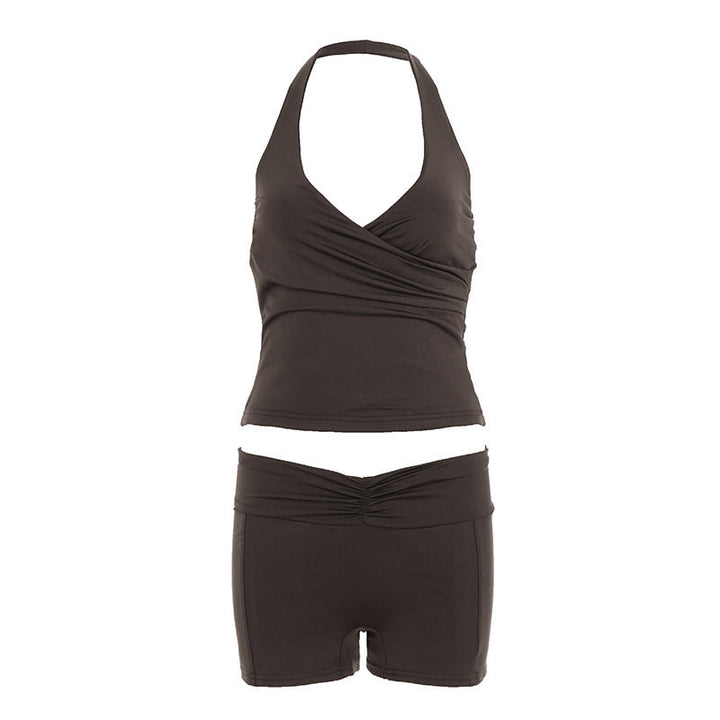 Elegant sporty dame bikini-sett med moderne skjæring og shorts, ideelt for stilbevisst sommerstil.