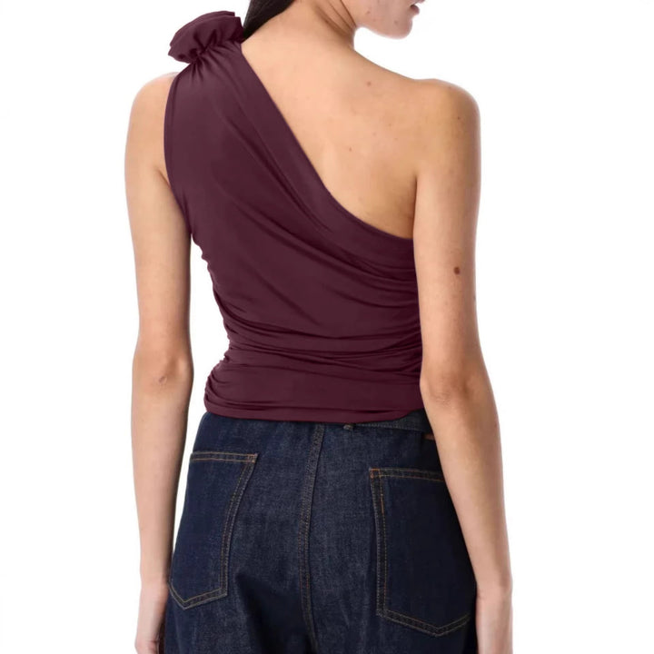 Bordeaux asymmetrisk topp for kvinner. Elegant sommertopp med rynker og pen blomsterdetalj.