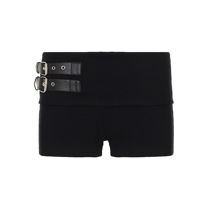 Kvinners svarte belteshorts med bredt belte og elegante spenner. Ideell for vårklær og stilige sommerantrekk.