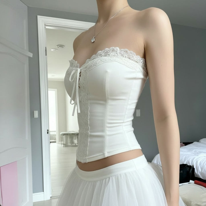 Elegant hvit spetskorsett, perfekt som festantrekk eller kveldsklær. Kan styles som topp eller undertøy.