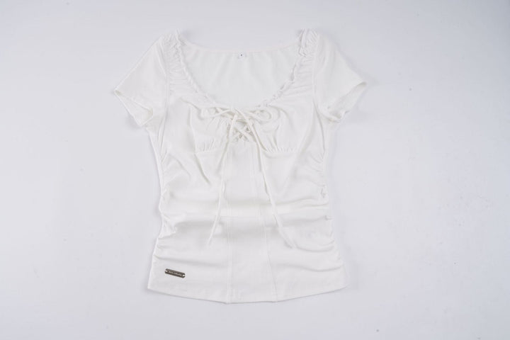Trendy hvit dame topp med volangermer, snøring for justerbar midje og figursydd fasong. Feminin og elegant.