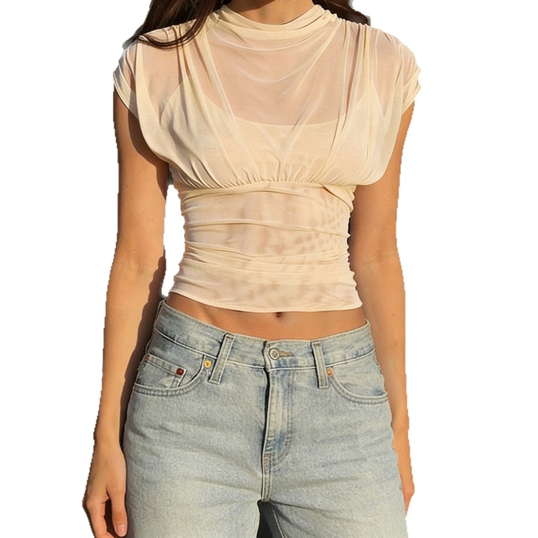 Rød omslagsbluse med feminine volangdetaljer. En elegant og komfortabel sommerbluse.