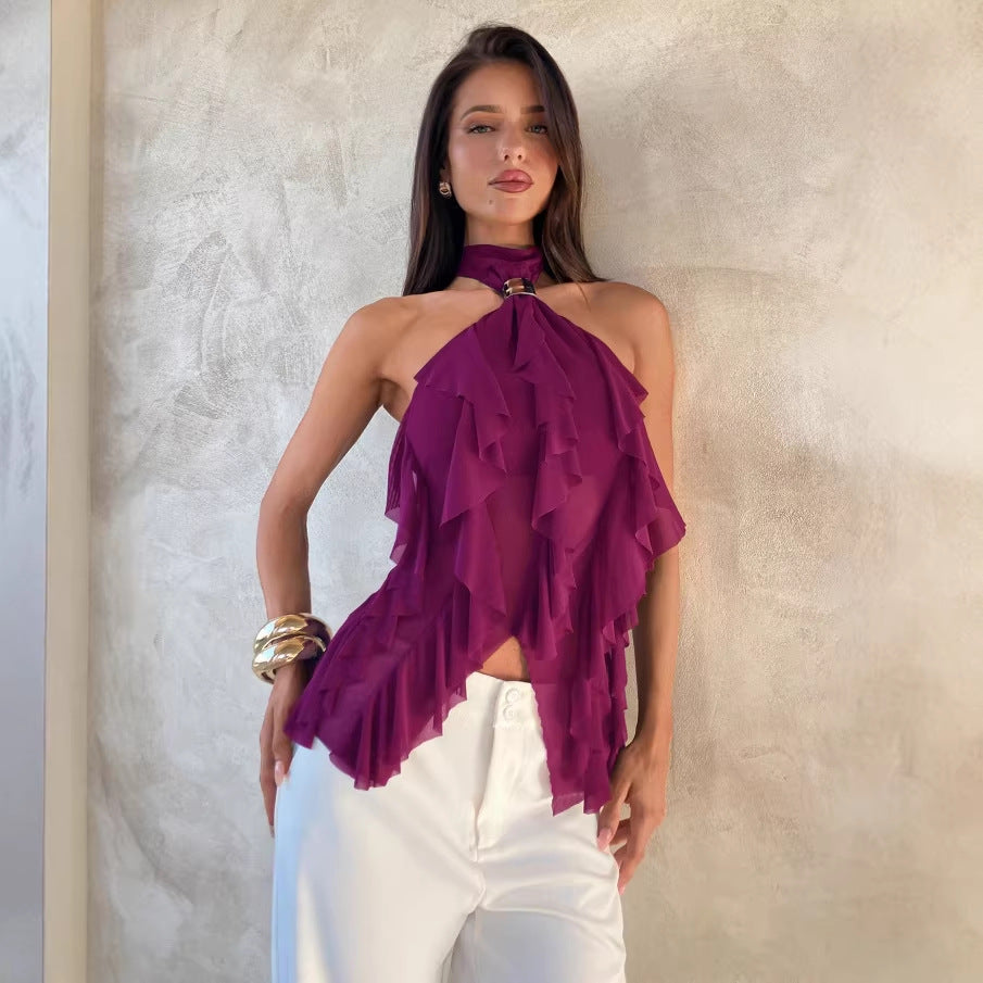 Hvit dame topp med asymmetrisk snitt og elegante volanger, perfekt for sommer.