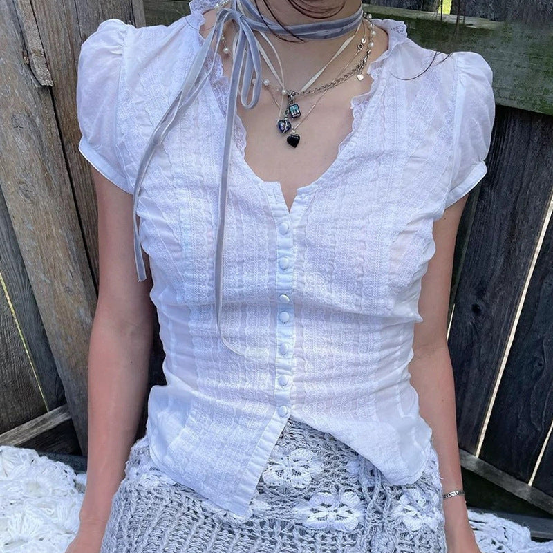 Elegant hvit damebluse med volangdetaljer og knappestolpe, perfekt for kontor og fest.
