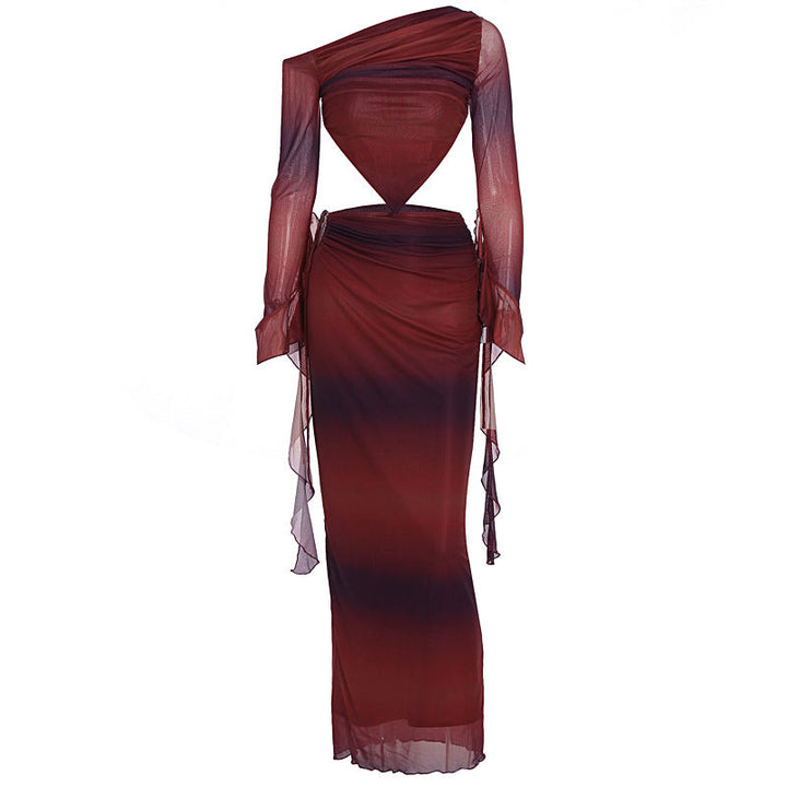 Lang damekjole med asymmetrisk kant og smarte cut-outs. Moderne design som fremhever figuren elegant.