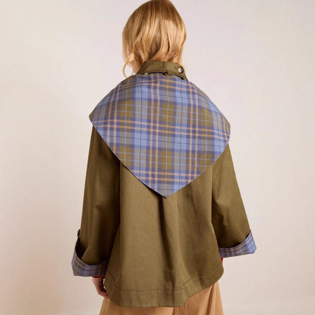 Elegant lang dame trenchcoat i brun farge, med karakteristisk krage og stilfullt snitt. Ideell vårjakke.