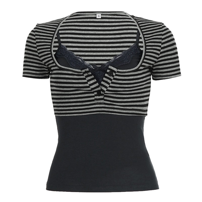 Klassisk kortermet damebluse i mørkegrå med subtile lag og diskrete spissdetaljer for en elegant hverdagslook.