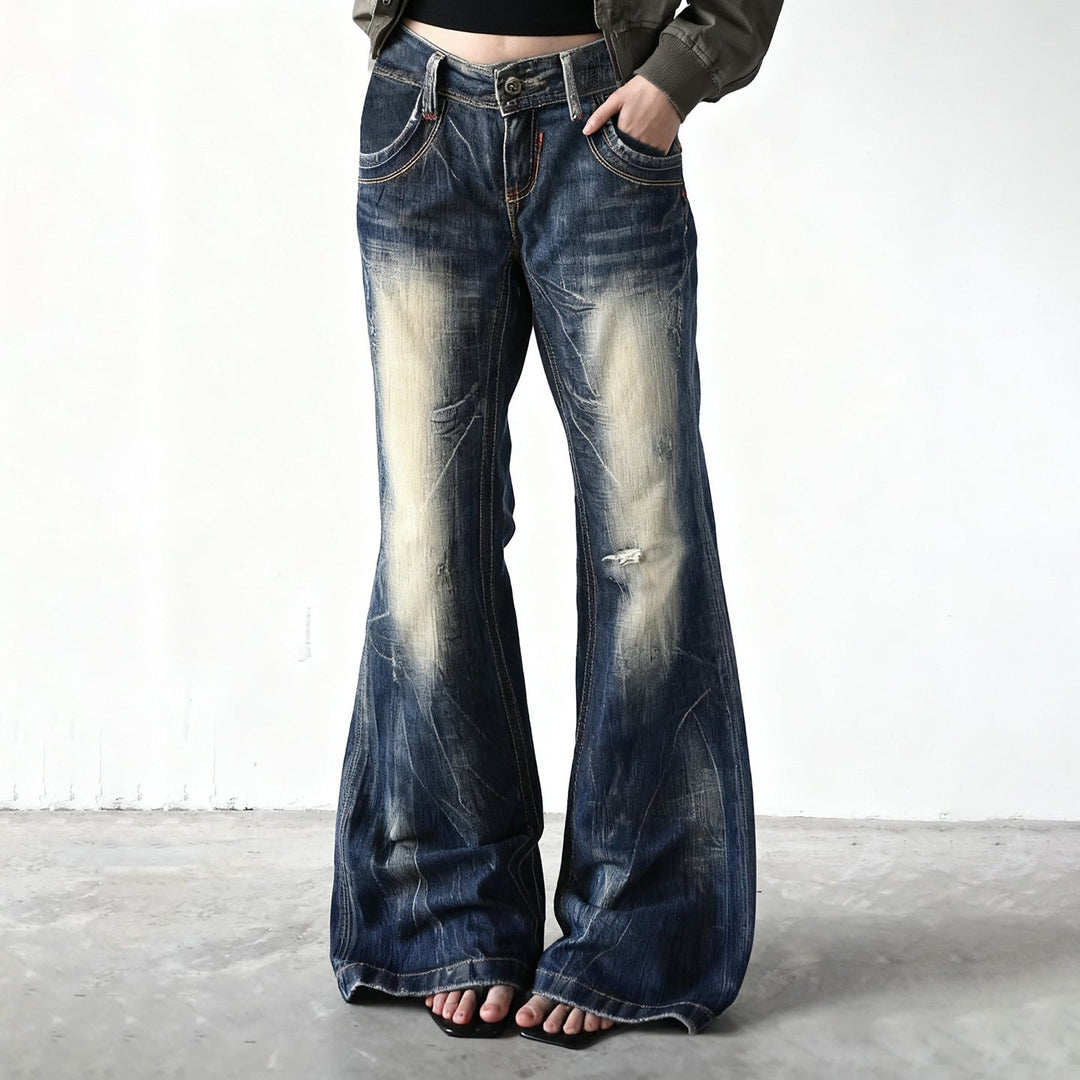 Blå dame flared jeans med moteriktig bruktutseende og høyt liv for en stilfull hverdagslook.