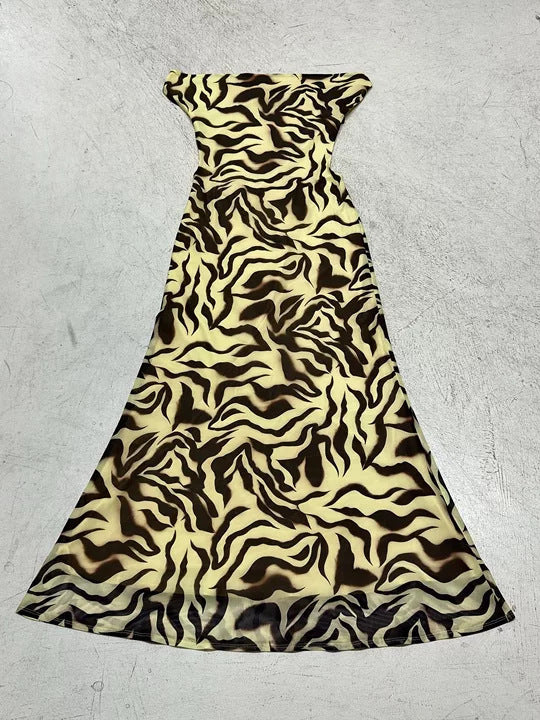 Lang elegant damekjole med trendy tigerprint og V-hals. Ideell for sommerens festligheter.
