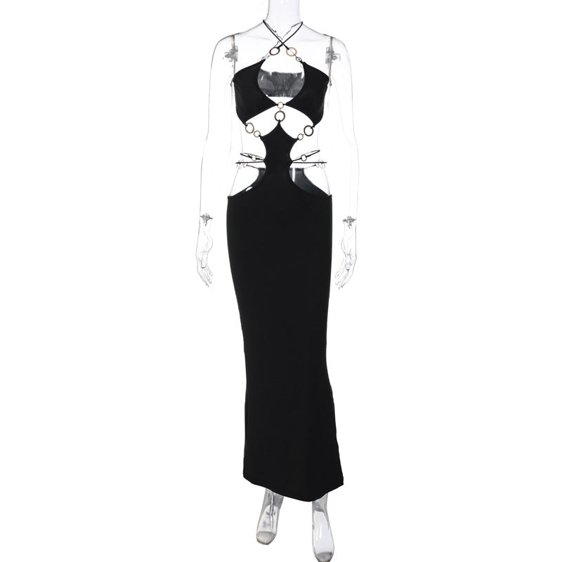 Maxikjole med flytende stoff og diskret, unikt cut-out design. Elegant kveldsantrekk for dame.