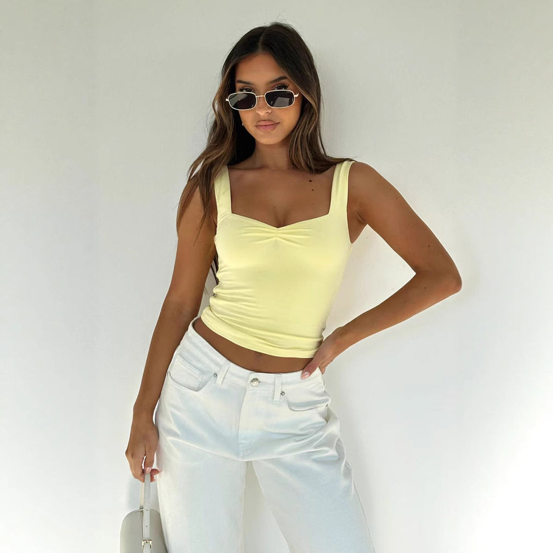 Rosa figurnær dame crop-top med V-hals og brede stropper. Komfortabelt, trendy sommerantrekk.