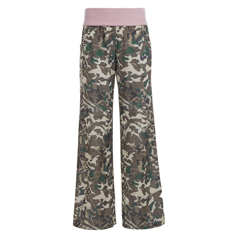 Trendy kamuflasje cargobukse for damer. Casual bukse med elastisk midje for en moderne look.