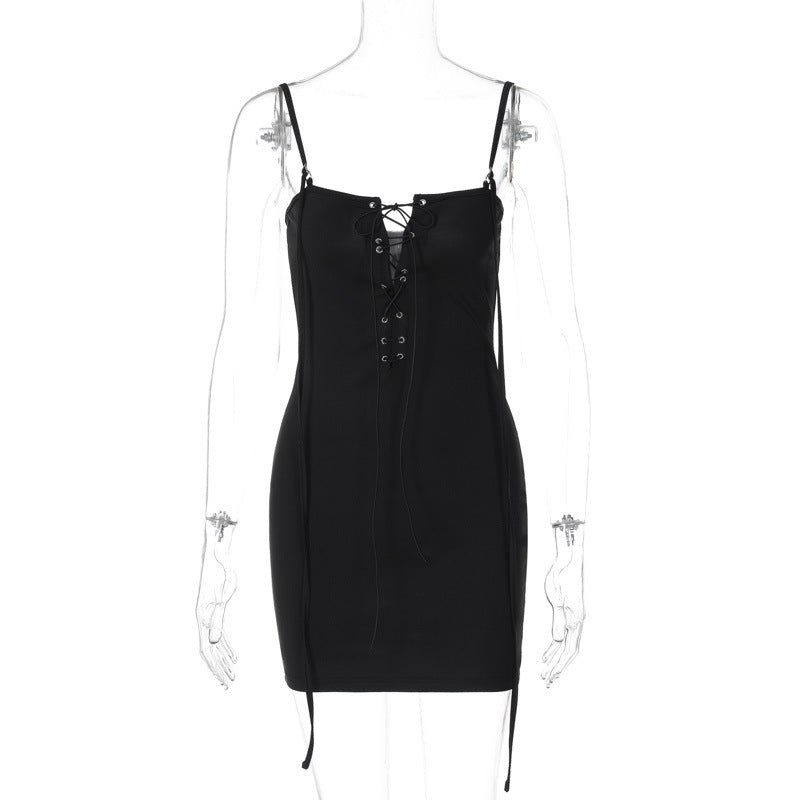 Svart bodycon-kjole med snøredetaljer for damer. En elegant og sexy selskapskjole, ideell for sommerfest.