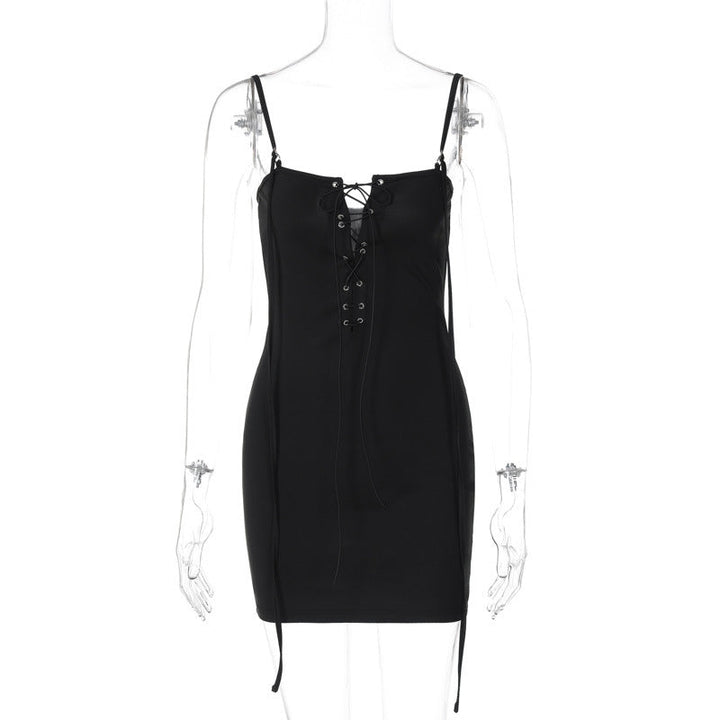 Svart bodycon-kjole med snøredetaljer for damer. En elegant og sexy selskapskjole, ideell for sommerfest.