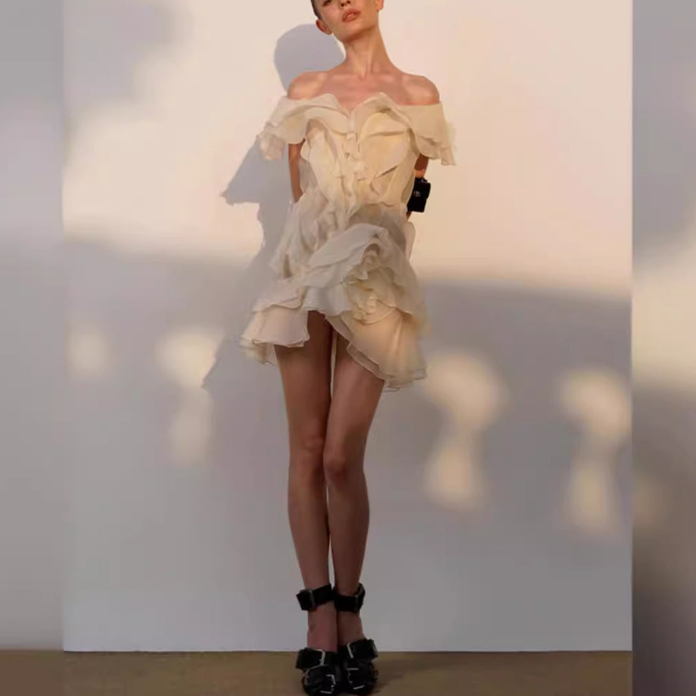 Trendy damekjole i off-shoulder design med dramatiske volanger. En stilfull minikjole for selskap.