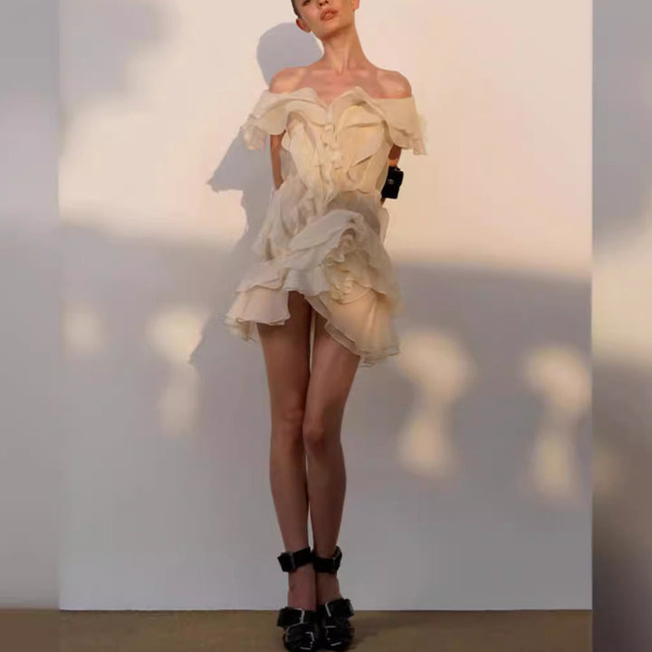 Trendy damekjole i off-shoulder design med dramatiske volanger. En stilfull minikjole for selskap.