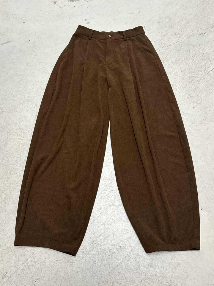 Trendy damebukser med høy midje, vide ben og markerte folder. Perfekt for en casual og sofistikert stil.