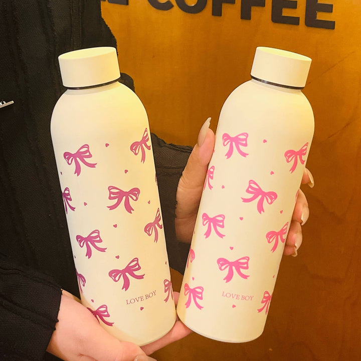 Gjenbrukbar reiseflaske 500ml med sløyfemotiv. Isolert drikkeflaske i rosa, svart, hvit, lilla.