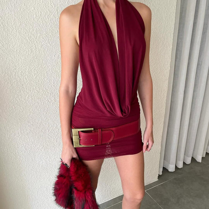 Elegant damekjole med dyp V-hals og glitrende skimmer. Maxilengde for en sofistikert look, ideell til fest.