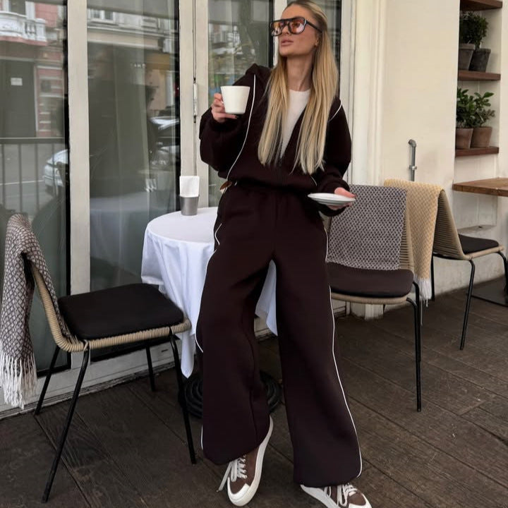 Komfortabelt todelt dameantrekk. Løs joggedress med kontrastdetaljer, ideelt for vår og fritid.