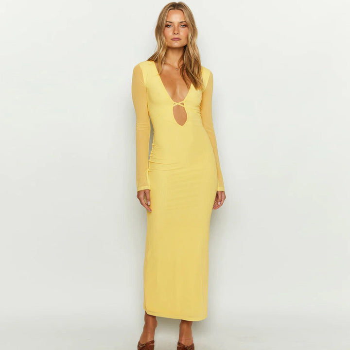 Klassisk svart kveldsantrekk; lang kjole med dyp V-hals og elegante transparente ermer for dame.