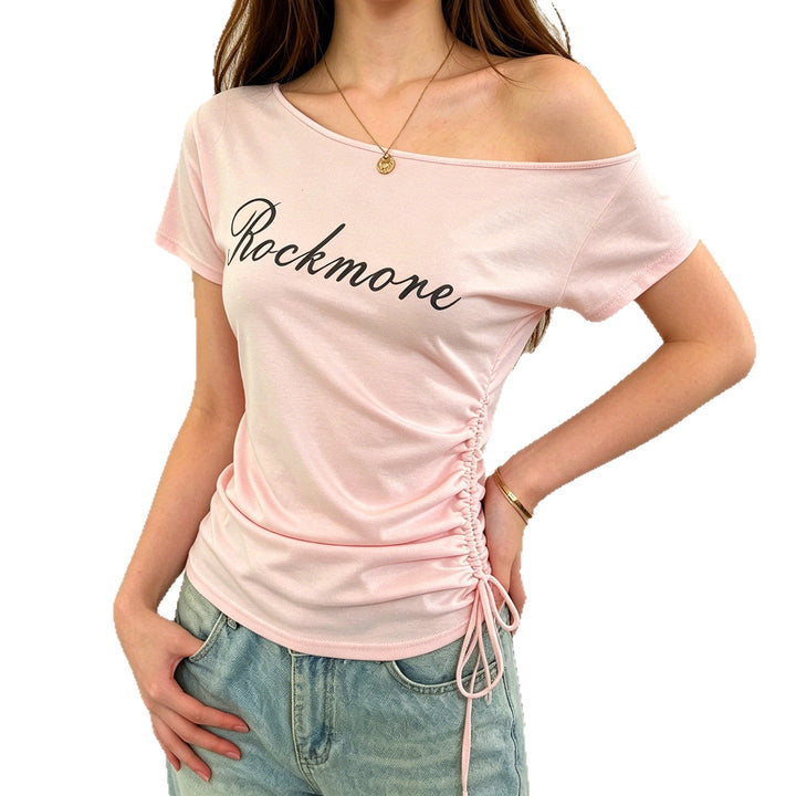 Elegant rosa off-shoulder t-skjorte med flatterende rynker og et unikt trendy trykk. Populær kvinne mote.