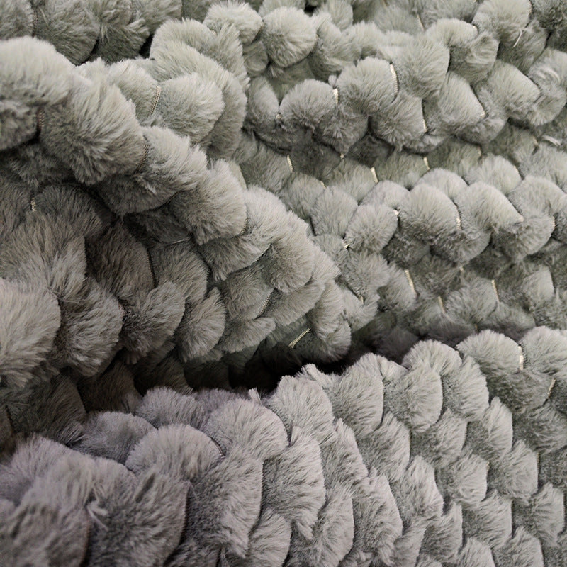Grått fleece teppe med bikubemønster. Mykt og varmt sofadekke og sengeteppe for komfortabelt hjemmetekstil.