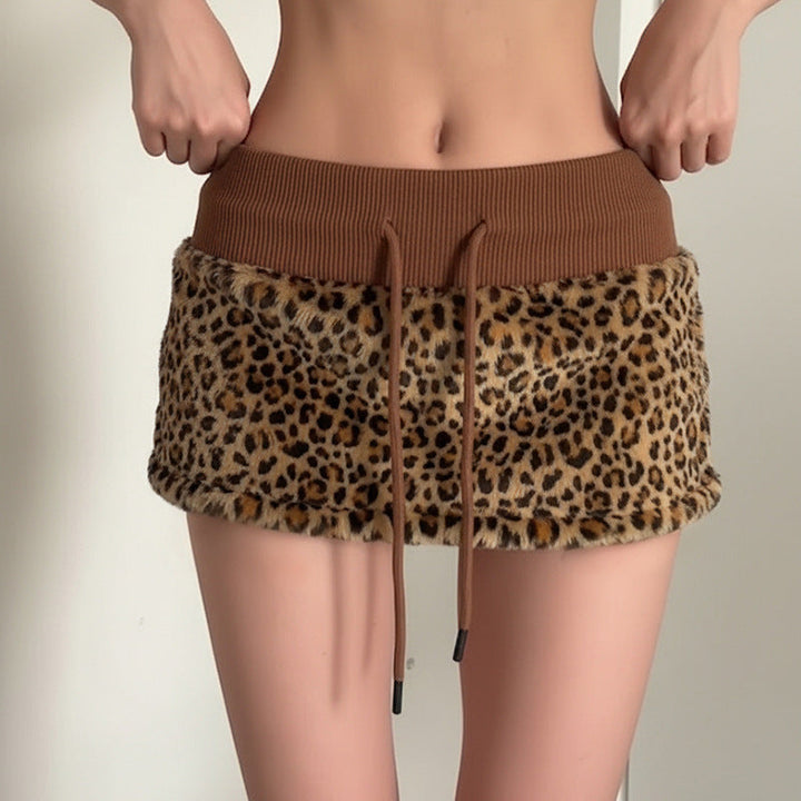 Elegant leopard miniskjørt for kvinner, perfekt for fest og hverdagsbruk. Trendy brunt og kort stil.