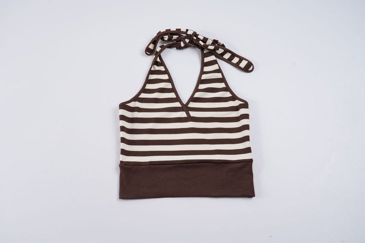 Brun/naturfarget dame sporty crop-top med justerbar ryggdesign, V-hals og trendy striper, ideell for aktivitet.
