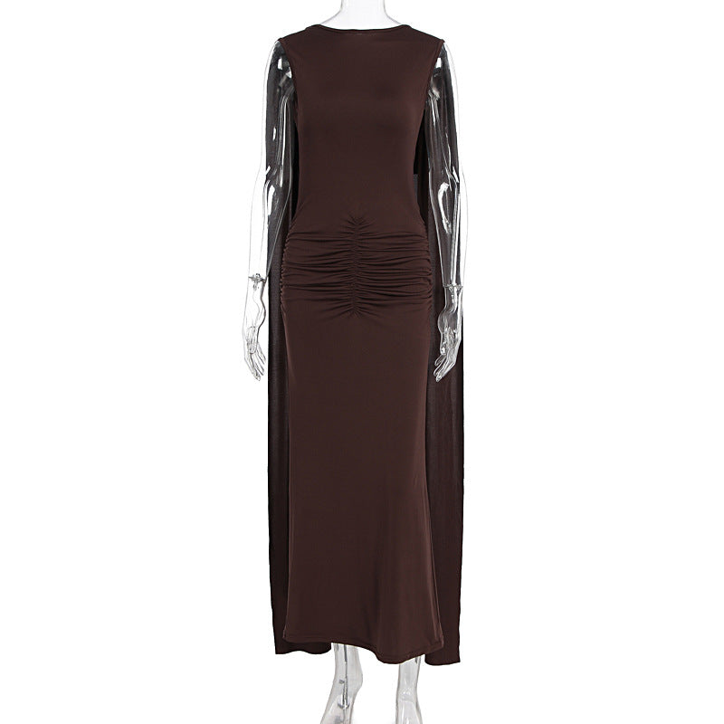 Dame aftenkjole i brun, lang med rynker og gjennomsiktige ermer. Elegant festkjole for kvinner.