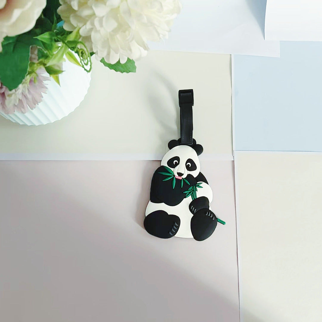 Sort/hvitt panda-ansikt bagasjelapp i myk silikon, for sikker og stilfull bagasjeidentifikasjon på turen.