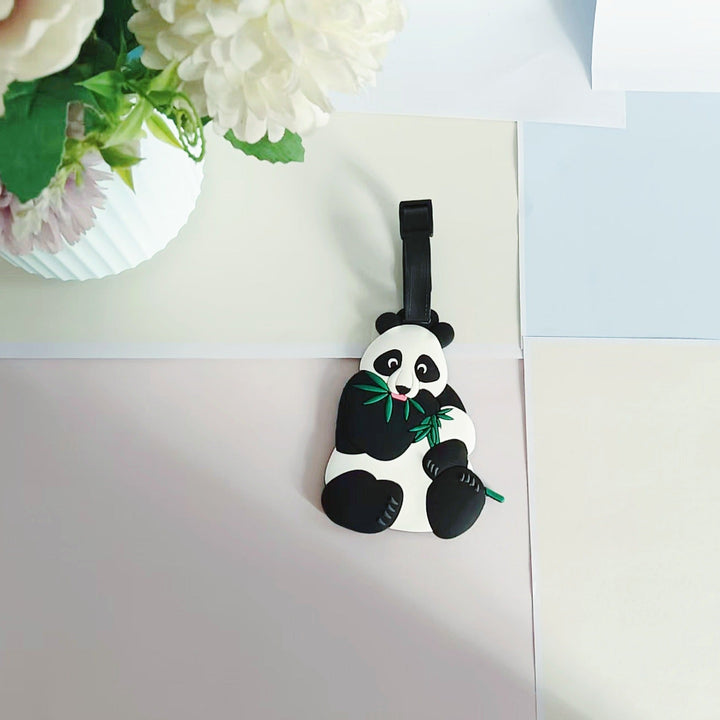Sort/hvitt panda-ansikt bagasjelapp i myk silikon, for sikker og stilfull bagasjeidentifikasjon på turen.
