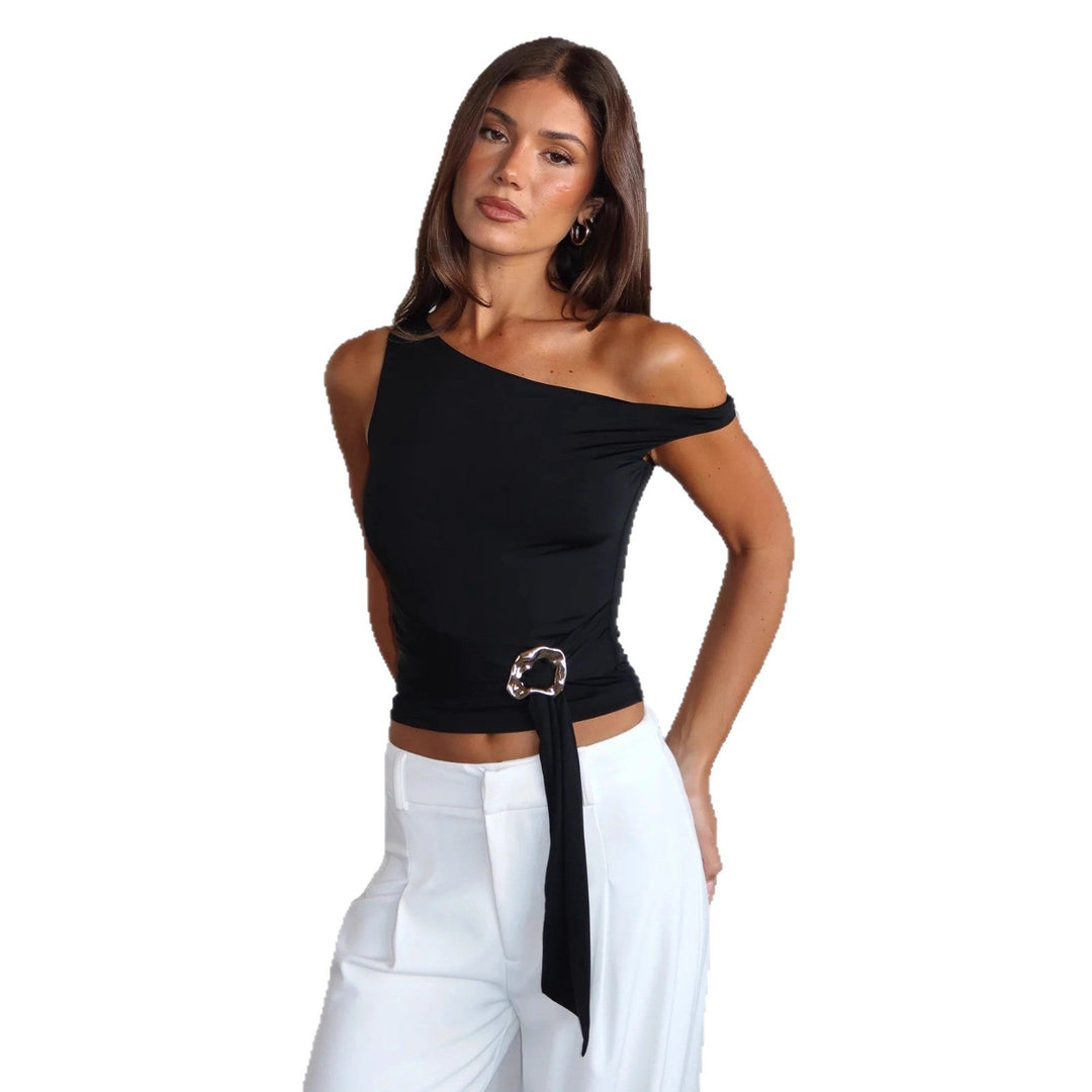 Stilig asymmetrisk festtopp for dame med elegant statement-bånd. Moderne svart topp for både fest og hverdag.