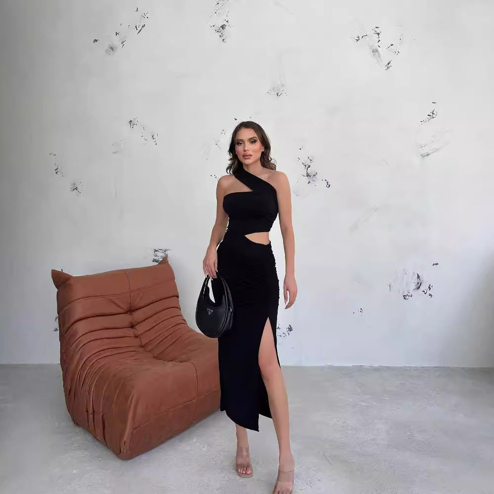 Dame asymmetrisk maxikjole med elegante cut-outs og volanger. Perfekt festkjole for kveldsantrekk.