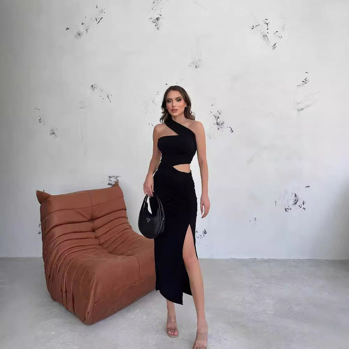 Dame asymmetrisk maxikjole med elegante cut-outs og volanger. Perfekt festkjole for kveldsantrekk.