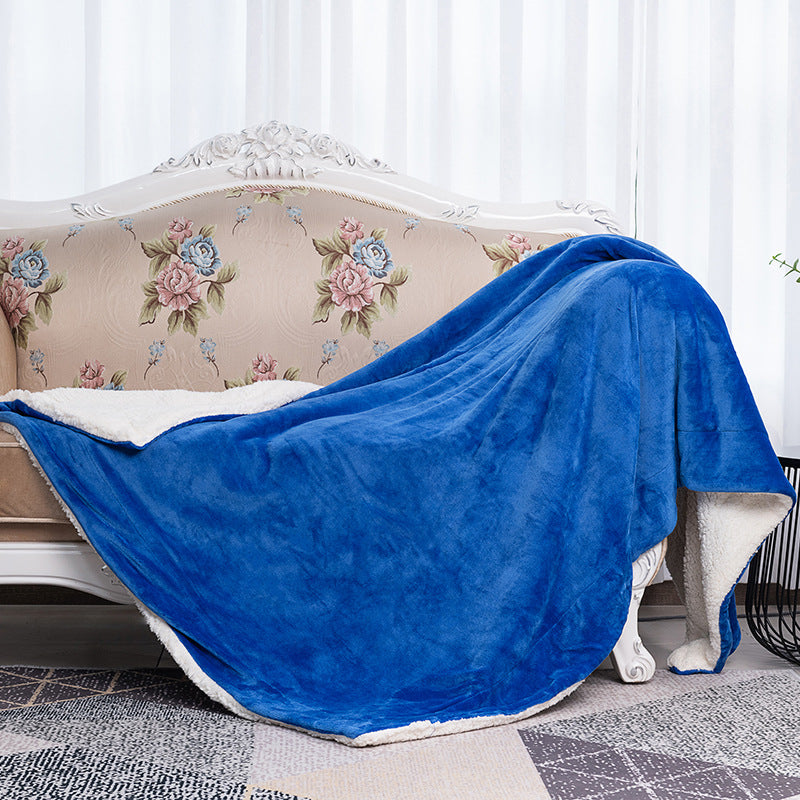 Behagelig koseteppe for kvinner. Plassert over sofaen, gir varme og komfort. Perfekt til interiøret.