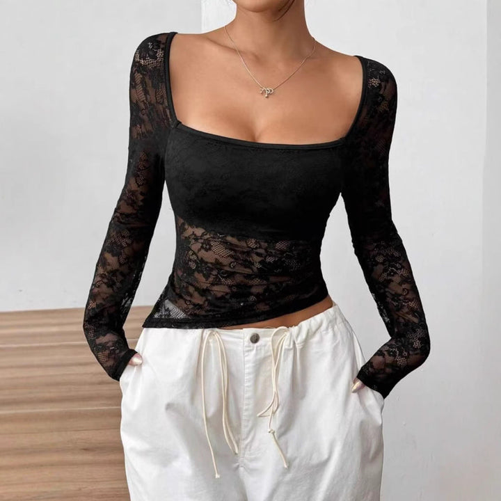 Elegant svart langermet topp for kvinner, slimfit design, perfekt for fest eller hverdag.